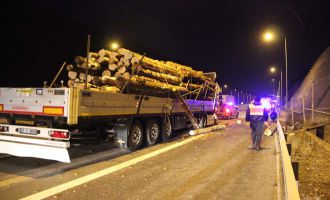 Bolu Dağı’nda tomruk yüklü tır kaza yaptı, tomruklar yola saçıldı