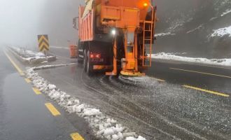 Bolu geçişinde aralıklarla kar yağışı etkili oluyor.......