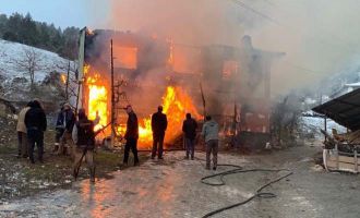 Bolu’da, 2 katlı ev alev alev yandı: 1 ölü, 4 yaralı