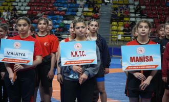 Bolu'da 40 ilden 500 sporcunun katıldığı Okul Sporları Yıldızlar Güreş Türkiye Şampiyonası başladı