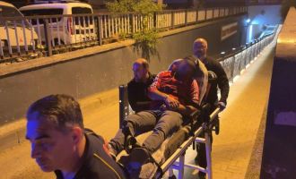 Bolu'da alkollü şahıs, ayağa kalkamayınca sedyeyle taşındı
