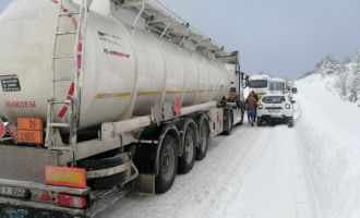 Bolu'da arıza yapan ağır tonajlı araçlar ulaşımı aksatıyor..