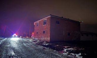 Bolu'da bacadan çıkan yangın 2 katlı evin çatısını sardı....