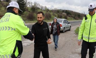 Bolu'da bir sürücü kendisi için aldığı tatlıyı görev yapan polis ekiplerine vererek bayramlaştı
