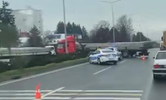 Bolu'da D-100 kara yolunda tır makasladı…..