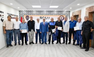 Bolu'da emekliye ayrılan polislere teşekkür belgesi