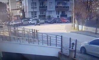 Bolu'da hafif ticari araç ile motosikletin çarpıştığı kaza kamerada