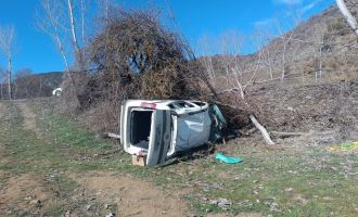 Bolu'da hafif ticari araç şarampole uçtu: 2 yaralı...