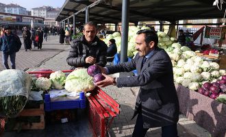 Bolu’da, ihtiyaç sahipleri için halk pazarında yardım tezgahı kuruldu
