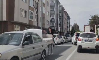 Bolu’da ilginç koltuk taşıma yöntemi.....