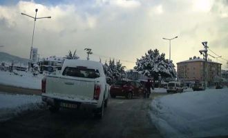 Bolu’da, kar nedeniyle yoldan yürüyen yaşlı adama otomobil çarptı