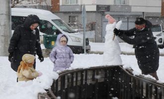 Bolu’da kar yağışının tadını çocuklar çıkardı: Parklar kayak pistine döndü