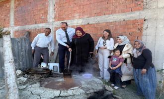 Bolu'da kaymakam ve köylüler birlikte pekmez kaynattı..