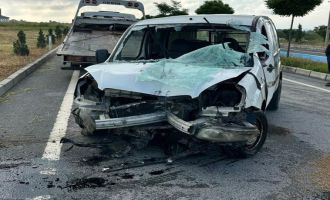 Bolu’da kontrolden çıkan hafif ticari araç devrildi: Sıkışan sürücüyü itfaiye kurtardı