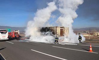 Bolu’da, lastiği patlayan tırın dorsesi alev alev yandı