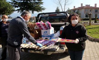 Bolu’da, mahalle muhtarı evde kalan çocuklara sürpriz yaptı