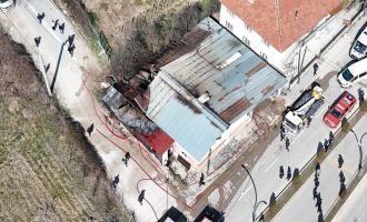 Bolu'da mobilya atölyesiyle bitişikteki ev alevlere teslim oldu