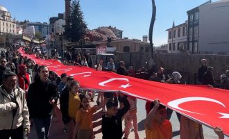 Bolu'da öğrenciler 200 metrelik Türk bayrağıyla caddede yürüdü