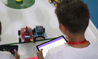 Bolu’da öğrenciler tasarladıkları mini robotlarla yarıştı