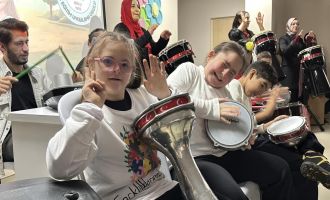 Bolu'da özel öğrencilerden renkli kutlama: Darbuka şovu alkış aldı