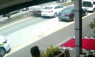Bolu'da park yerinden çıkan otomobile kamyon çarptı