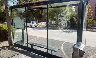 Bolu'da şehir magandaları otobüs durağının camını kırdı......