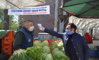 Bolu’da semt pazarında sosyal mesafe kuralına uyuluyor