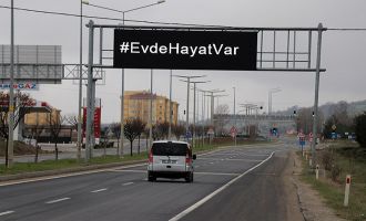 Bolu’da, sürücülere ışıklı tabelalardan ‘evde kal’ çağrısı