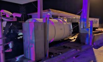 Bolu’da tanker gişelere çarpıp devrildi: 1 yaralı