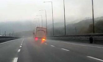 Bolu’da TEM Otoyolu’nda lastiği çıkan tır tehlikeye neden oldu