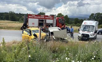 Bolu'da ticari taksi ile otomobil çarpıştı: 5 yaralı