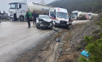 Bolu’da tır ile otomobil çarpıştı: 1’i ağır 4 yaralı...