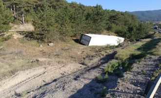Bolu’da tır şarampole yuvarlandı: 1 yaralı...