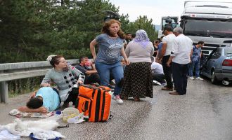 Bolu’da, tırla çarpışan otomobildeki 1’i çocuk 6 kişi yaralandı....