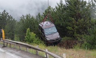 Bolu'da virajı alamayan hafif ticari araç yoldan çıktı: 3 yaralı