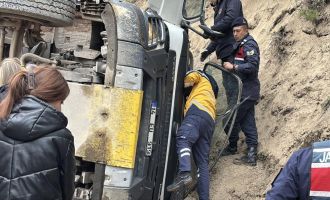 Bolu'da virajı alamayan hafriyat kamyonu devrildi: 1 ölü
