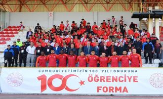 Boluspor maçı öncesinde Bolu emniyeti 100. yıla özel 100 forma dağıttı