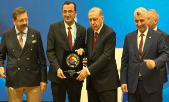 BTSO Genel Sekreterİ İsmail Gören’e Hizmet Şeref Belgesi ve Plaketi Cumhurbaşkanı Recep Tayyip Erdoğan tarafından takdim edildi…
