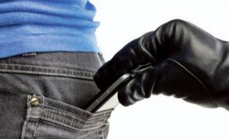 Çaldığı cep telefonunun cezasını okul temizleyerek çekti