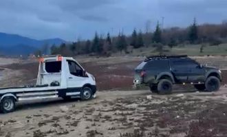 Çamura saplanan oto kurtarıcıyı pikap kurtardı