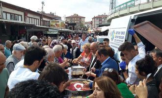 CHP binlerce kişiye aşure dağıttı 