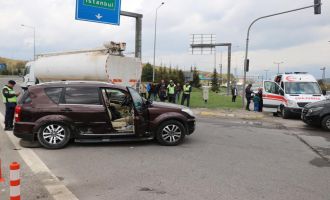 Ciple otomobil kavşakta çarpıştı: 2 yaralı............