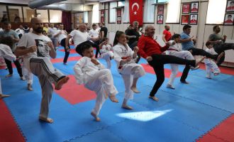 Çocuklarına destek olan babalar mindere indi