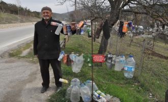 Çöp atanlardan bıktı, çareyi bu şekilde buldu...