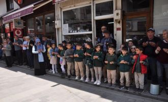 Cuma günleri yapılan esnaf duasına 2'nci sınıf öğrencileri de katıldı
