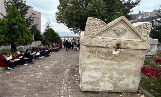 Cumhuriyetin 100’üncü yılında müze bahçesinde hem kitap okudular hem de tarihi dinlediler