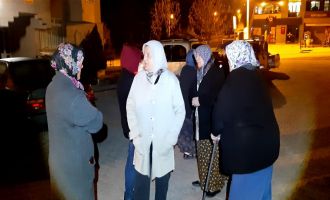 Deprem sonrası Bolu'da vatandaşlar kendilerini sokağa attı..............