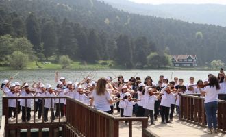 Depremzede küçük müzisyenlerden Bolu'da keman konseri