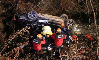 Dereye uçan otomobilde 1’i ağır 4 kişi yaralandı