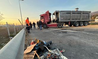 Devrilen tır kaldırıldı, TEM Otoyolu trafiğe açıldı.......